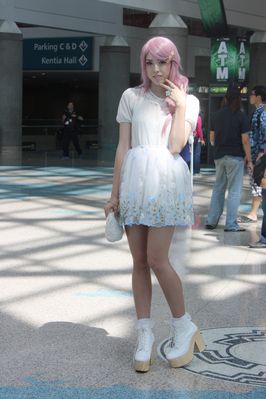 Cosplayer - Like a doll 2
Can anyone identify what she's cosplaying...?
Keywords: AX2012